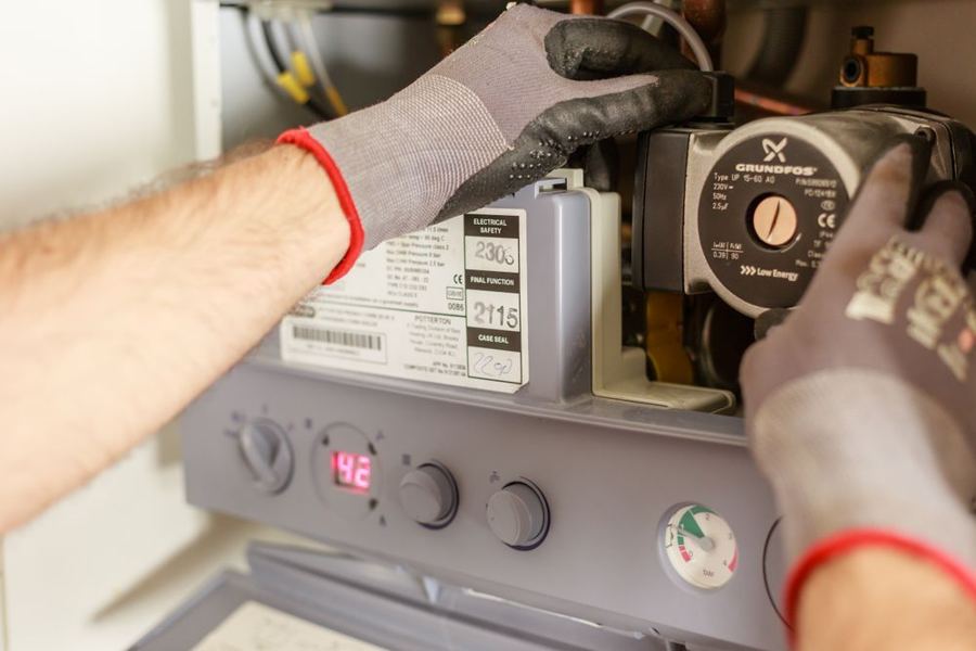 Technicien réparant une chaudière